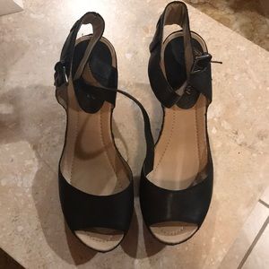 Women’s shoe Wedge Kenneth Cole 8M never been worn